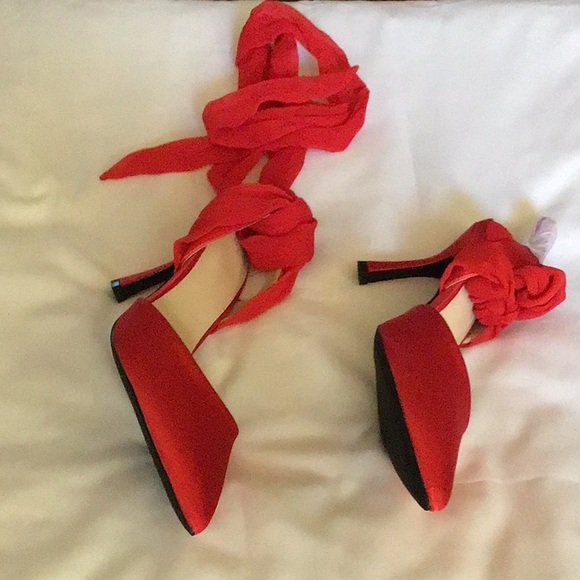 Coutgo Women Red Lace Up Satin Bow Closed Toe Pumps - Picture 2 of 7